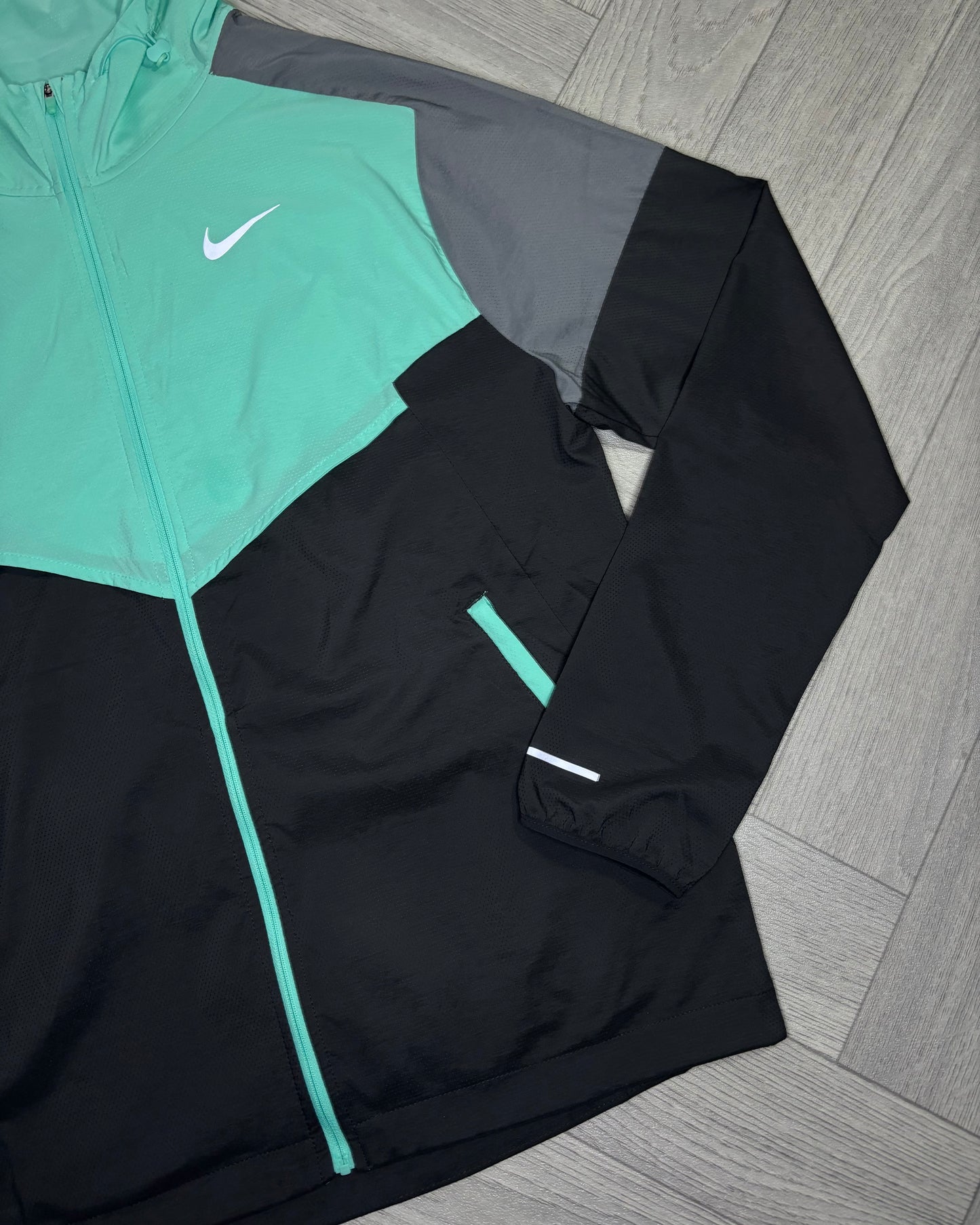 Nike WindRunner Jacket - Hyper Turquoise (S)