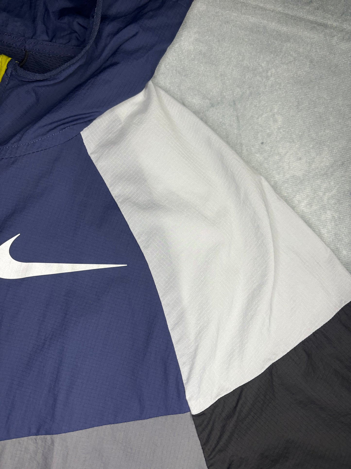 Nike Impossibly Light Windrunner (M)