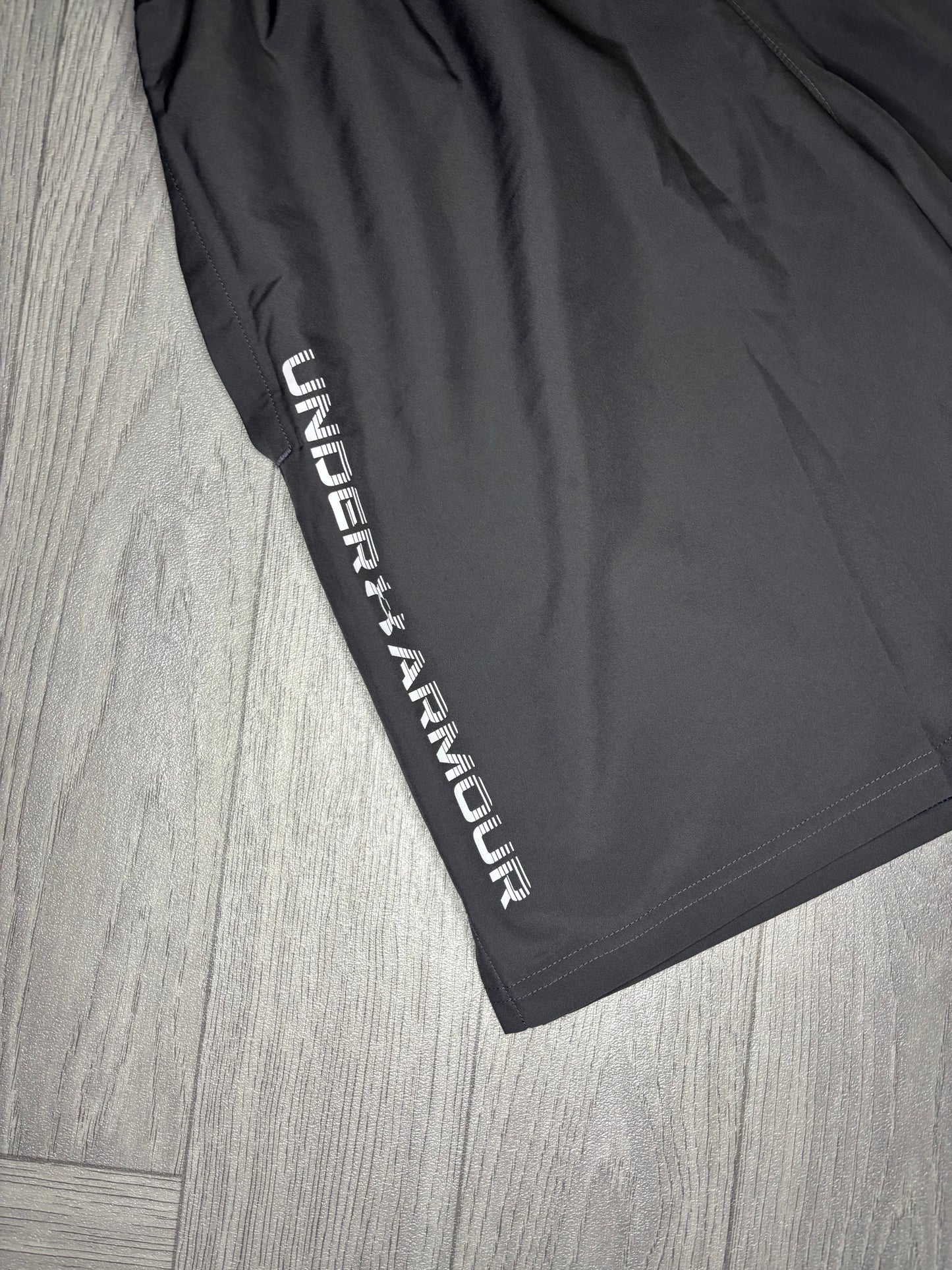 Under Armour Woven Shorts (S)