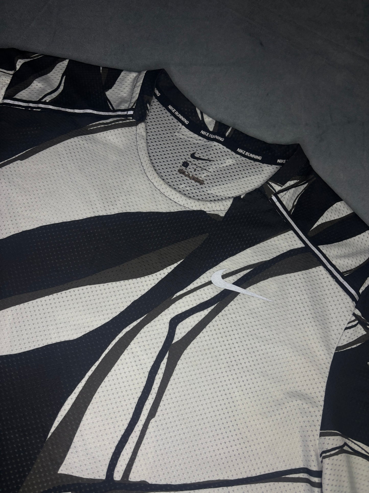 Nike Dri-Fit Fiesta Floral Miler 1.0 Tshirt (L)