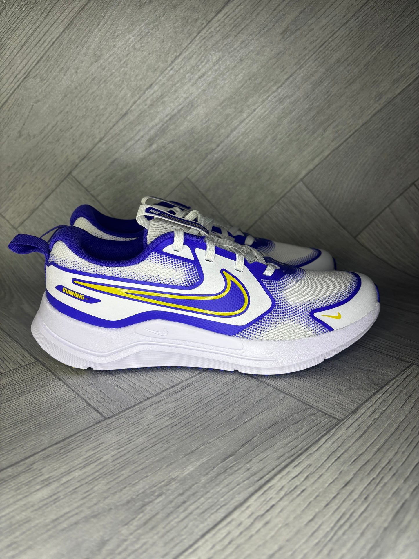 Nike Cosmic Runner Older Kids Running Shoes - UK 5.5