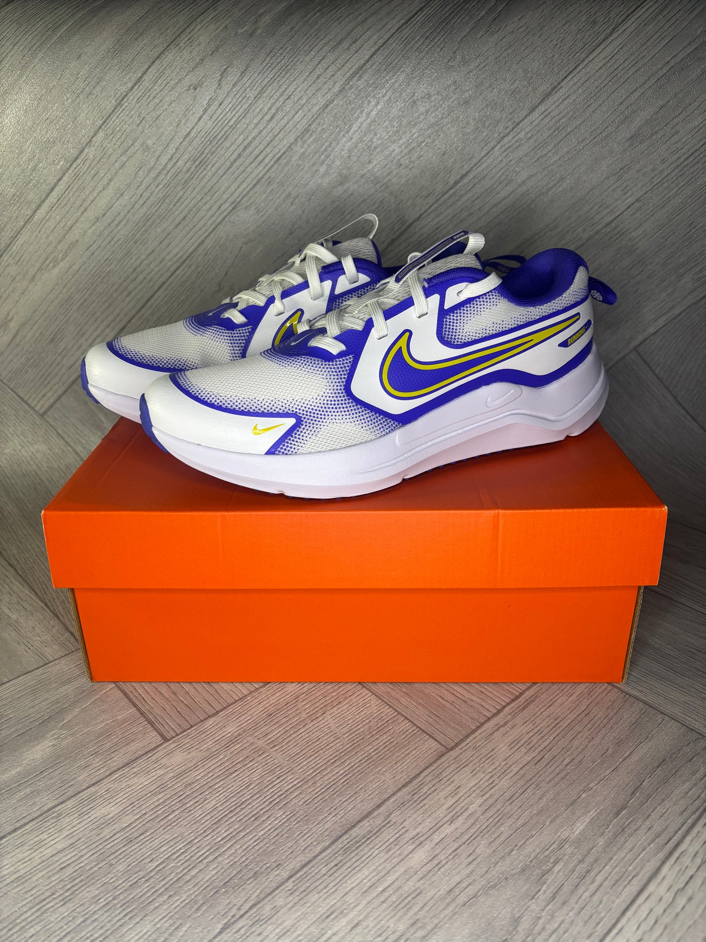 Nike Cosmic Runner Older Kids Running Shoes - UK 5.5