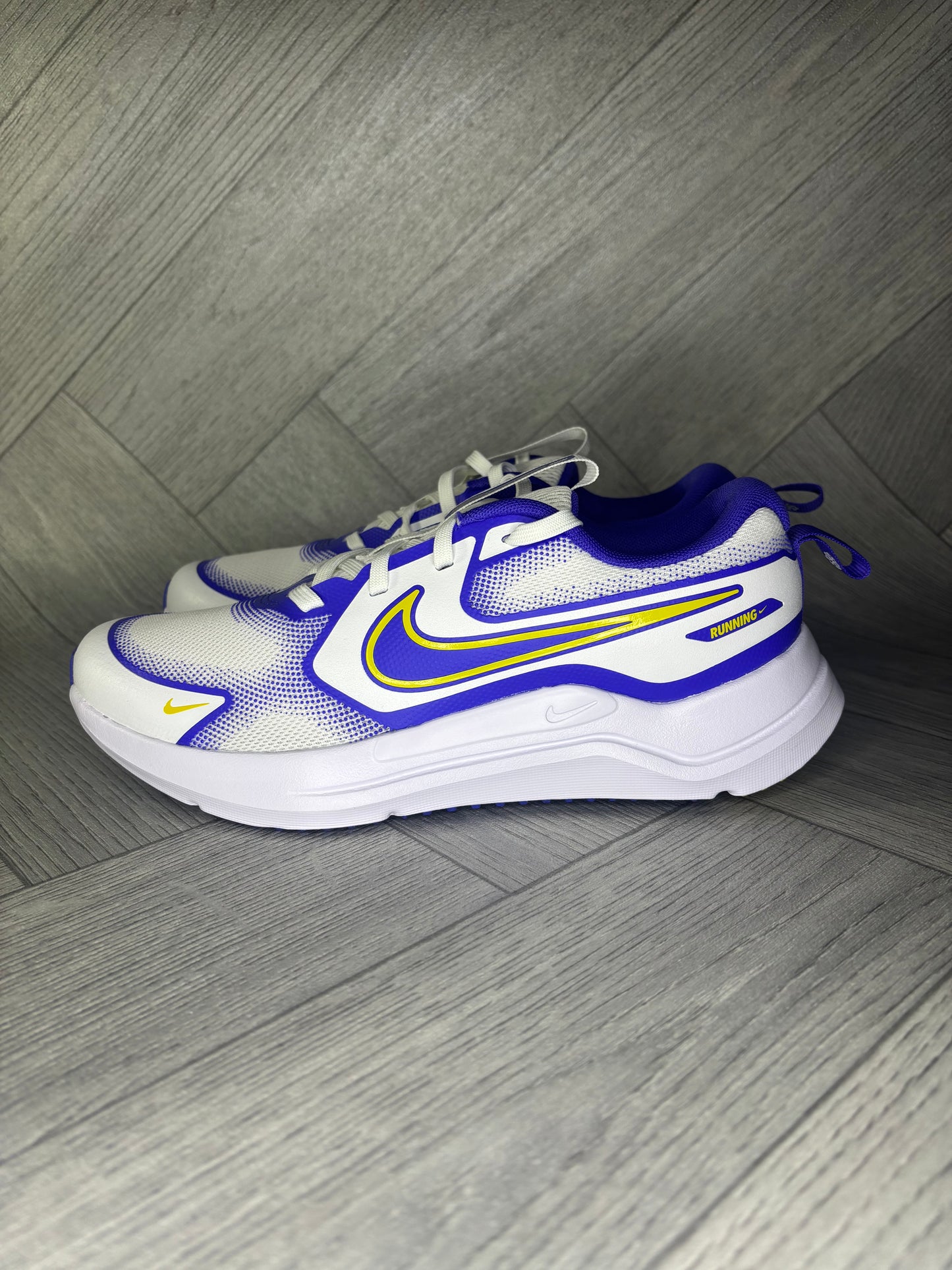 Nike Cosmic Runner Older Kids Running Shoes - UK 5.5
